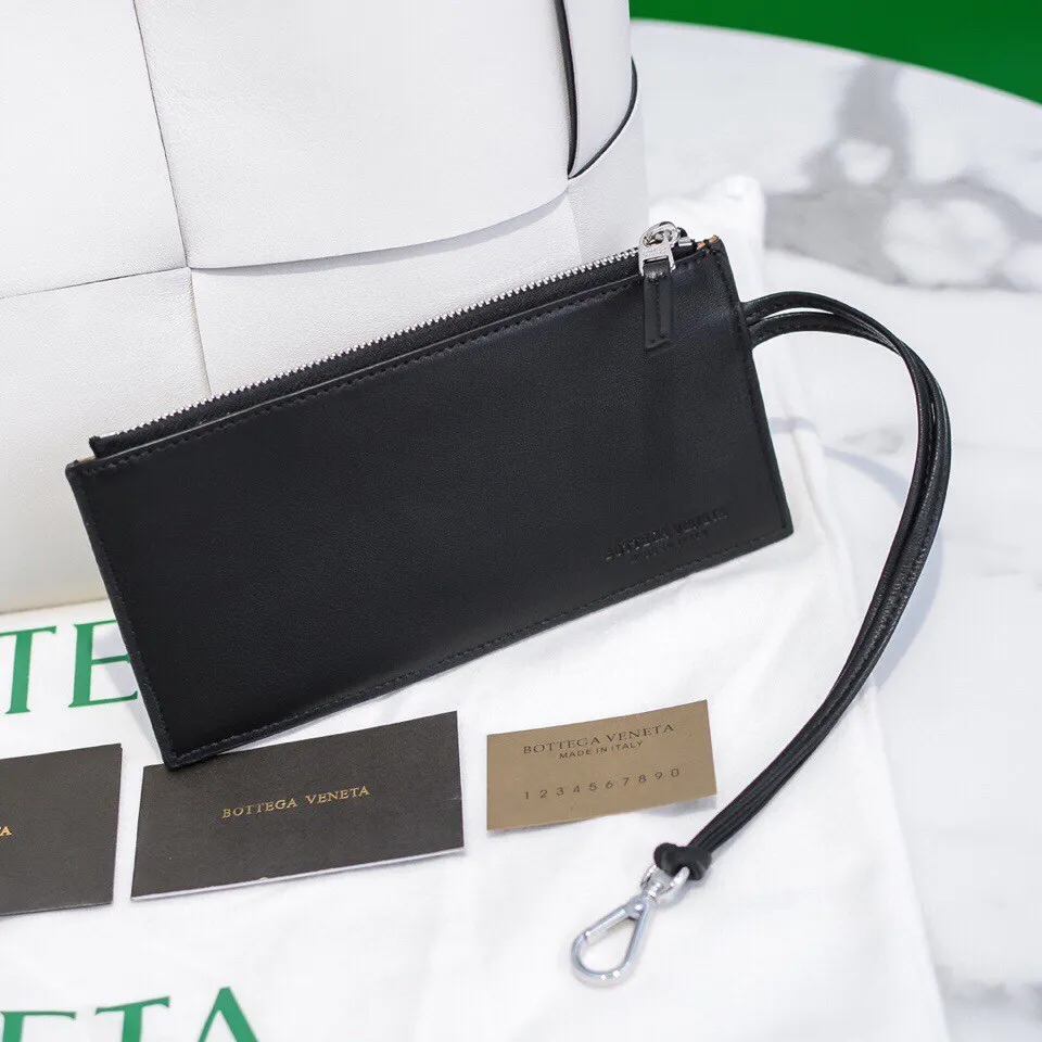 Batch 1860 BottegaVeneta# 🧷Early autumn SLIP tote handbag, the oversized woven design really makes it a huge gap from ordinary tote bags🔗🔗Different color combinations for the inner and outer layers ⛓Daniel Lee leads the brand gene to continue to evolve with fresh inspiration🧬🧬 Showing the balance between luxury and reality👉Sheepskin Size 36*24*12【9892#】